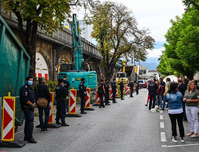 Polizeischutz für Baumfällungen in der Ing.-Etzel-Straße.