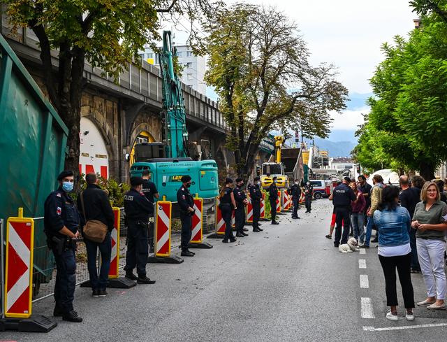 Polizeischutz für Baumfällungen in der Ing.-Etzel-Straße. | Foto: zeitungsfoto.at