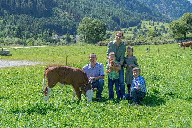 Bernhard und Isabella Stemberger mit ihren Kindern Johanna, Alexander und Sebastian. | Foto: Biohof Stemberger