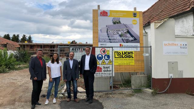 Bürgermeister Kurt Fischer, BM Carla Schiller, Vizebmg. Friedrich Maron, OSG-Chef Alfred Kollar bei der Besichtigung der Baustelle des Generationen übergreifenden Projekts im Herzen der Gemeinde