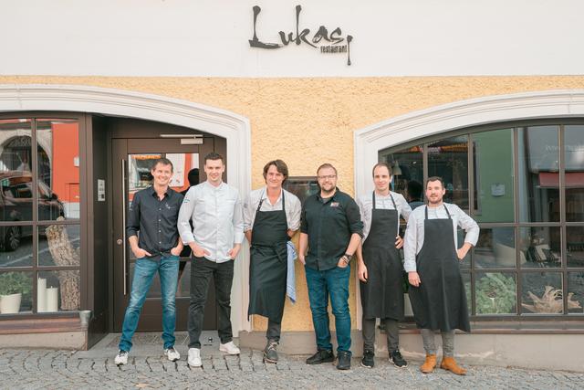 Fünf Haubenköche auf einem Bild: Josef Steffner ( 4 Hauben), Lukas Kienbauer (3), Thomas Hofer (2), Michael Kolm (2), Klemens Schraml (3) und sein Sous Chef
 | Foto: Lukas