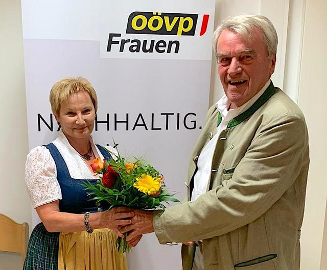 Hilde Rauscher mit Bürgermeister Karl Staudinger.