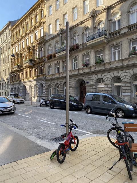 Die Nebelstele soll Abkühlung bringen - für Passanten und die Umgebungstemperatur. | Foto: Barbara Schuster