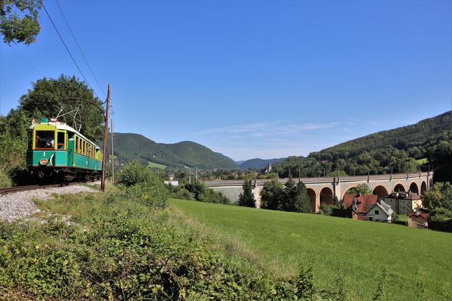 Die Lokalbahn Payerbach-Hirschwang vor dem Viadukt der Semmeringbahn in Payerbach. | Foto: L.B.P.-H. 