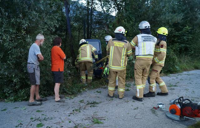Die Ersthelfer und die freiwillige Feuerwehr Münster halfen bei der Bergung des am 8. September verunfallten Mann.  | Foto: ZOOM.Tirol