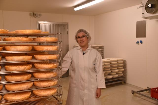 Auch die Chefin Elisabeth hilft bei der Käseproduktion mit.