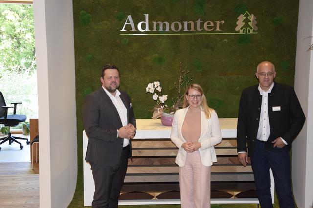 Franz Pichler, Wirtschaftsdirektor Stift Admont, Wirtschaftsministerin Margarete Schramböck und der Vorstand der Admonter Holzindustrie AG, Gerhard Eckhart | Foto: Bacher