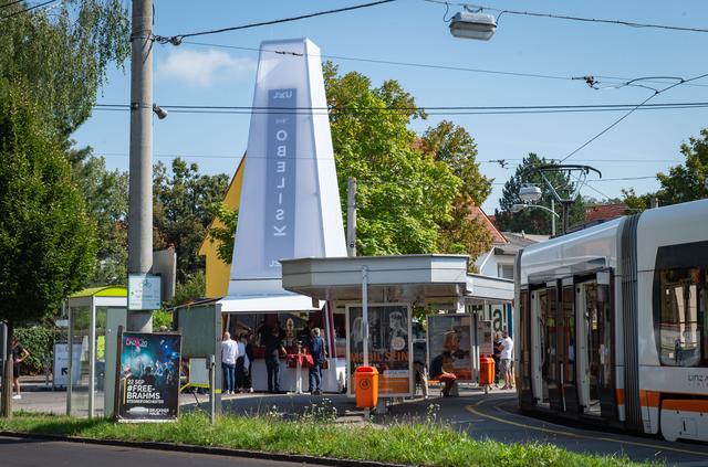 Als Wegweiser und "digitale Litfaßsäule" begrüßt der "Obelisk" die Besucher an der Straßenbahnhaltestelle bei der Johannes Kepler Universität.