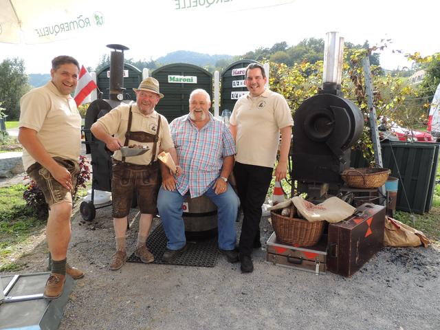 Die Kastanienbuam: Rene Walitsch, Hans Gross und Thomas Ranninger (re) mit dem "dicken Walter" (v.li)