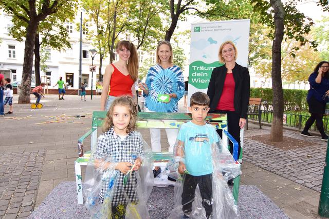 Künstlerin Franka Rothaug, Träumerin Renata Dorner, Bezirkschefin Lea Halbwidl (v.l.) und die zwei kleinen Künstler Naomi und Lukas. | Foto: Maximilian Spitzauer