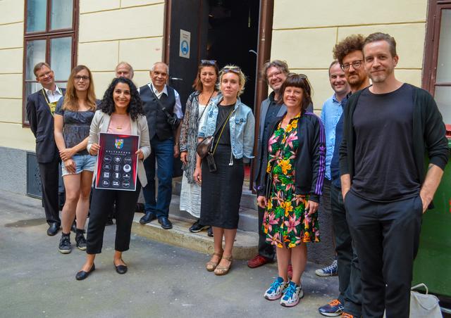 Die Theaterbetreiberinnen und Theaterbetreiber mit Bezirksvorsteherin Saya Ahmad (3.v.l.). | Foto: BV9