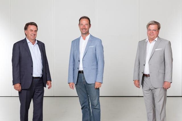 Landesobmann und WKNÖ Präsident Wolfgang Ecker und WBNÖ-Direktor Harald Servus gratulieren Mario Pulker zur Wahl als Fachgruppen-Obmann.  | Foto: WBNÖ