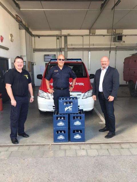 Berner (FF Gobelsburg), Kdt. Huber (FF Langenlois) und GF Wildpert bei der Übergabe der Sachspende. | Foto: FF