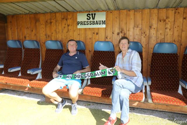 Obfraustellvertreter Bertl Schmied mit Regionautin Regine Spielvogel, die nicht nur auf den Auslöser dücken kann. Ständige Pflege und Reparaturen beugen kostspieligen Neuanschaffungen vor.