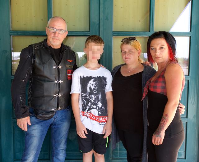 Leon mit seiner Mama, ihrer Freundin und Heinrich Wicke (i.).