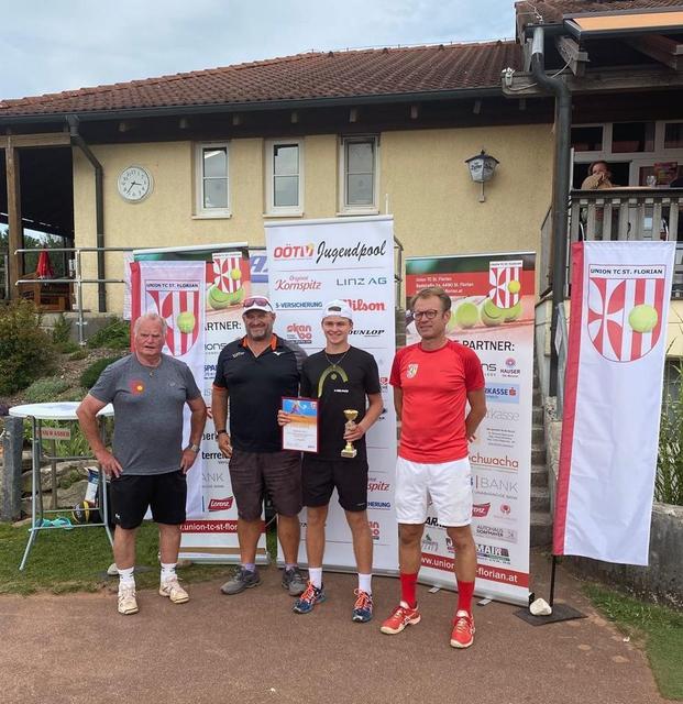 Drittplatzierter im U18-Einzel: MANUEL RITT (2.v.r.)