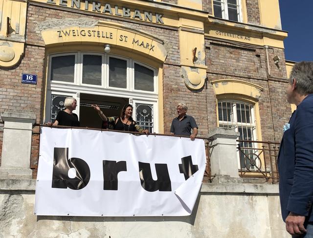"Romeo und Julia" auf Wienerisch: Julia (Veronica Kaup-Hasler) erhörte Romeo (Kulturjournalisten Thomas Trenkler) aber nicht, sondern beglückte die freie Theaterszene mit dem neuen Standort des Brut in St. Marx. | Foto: Mathias Kautzky