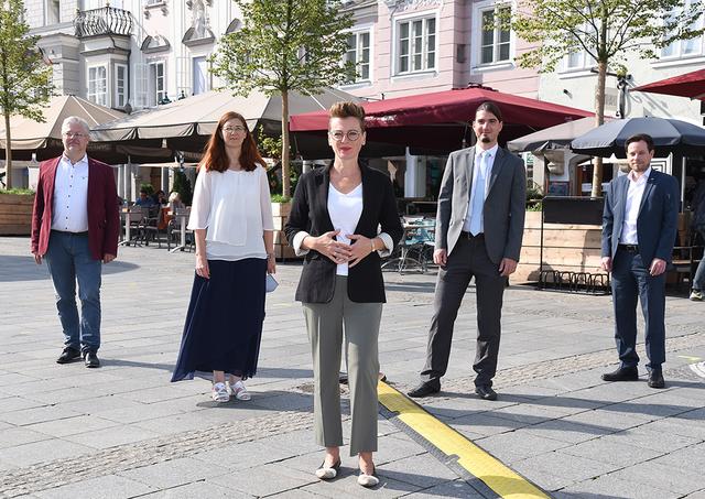 von links: Denis Havlik, Tanja Tötzer (beide AIT), Stadträtin Eva Schobesberger, Stadtklimatologe Johannes Horak und Michael Mürling (AIT) informierten jetzt über das Klimaprojekt CLARITY. 

 | Foto: Stadt Linz