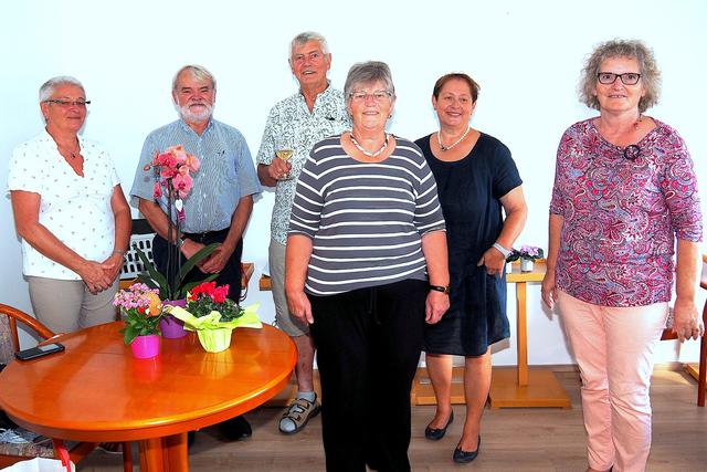Am Donnerstag fand nach der Sommerpause wieder der Clubnachmittag des Seniorenbundes statt. Es gab gleich einen Grund zum Feiern. Gemeinderätin a. D. und Clubbetreuerin Margarete Scheidl feierte ihren 70. Geburtstag. Obmann Herwig Baumgarten und alle Mitglieder gratulierten mit ihrer Lieblingsblume, einer Orchidee. Als Neuigkeit gab es „Fit mit Katrin“ zum Schnuppern. Katrin Tomaschek konnte begeistern und daher steht es ab sofort im Programm. Neu ist auch ein weiteres Vorstandsmitglied Maria-Luise Barelli als Referentin für Veranstaltungen. 
Foto: Josefine Spiesz, Obmann Herwig Baumgarten, Ernst Ebner, Margarete Scheidl, Maria-Luise Barelli, Maria Pokorny | Foto: Helga Ebner