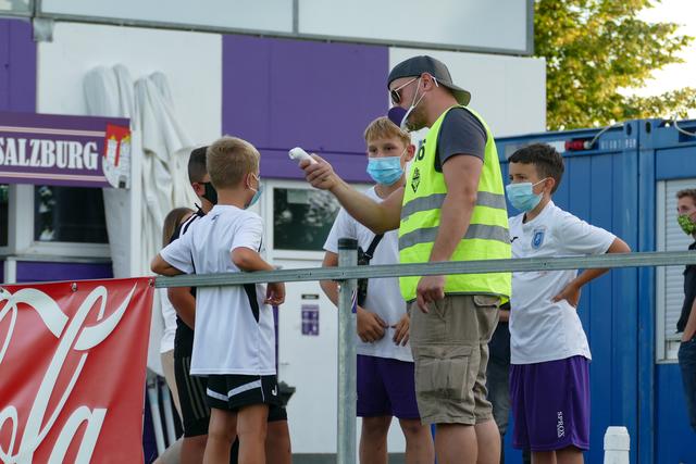 Am Stadioneingang wird Fieber gemessen, das Tragen eines Mund-Nasen-Schutzes gehört bei den Austria-Spielen dazu. | Foto: Austria Salzburg/Schubert