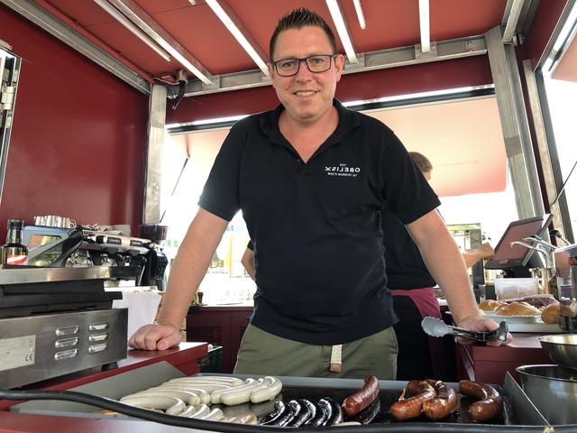 Wirt Jürgen Lonsing von der Dornacher Stub'n bereitet ab sofort feine Wurst-Spezialitäten im neuen Würstlstand beim JKU-Campus zu.
