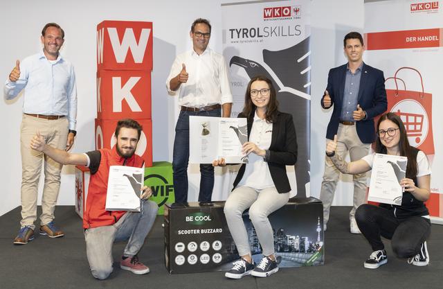 Verkaufswettbewerb der Sparte Handel:
Lehrlingskoordinator David Narr, WK-Präsident Christoph Walser und Spartengeschäftsführer Simon Franzoi (v.l., hinten) gratulieren den glücklichen Gewinnern: Martin Frischmann (2. Platz), Chiara Holzer (1. Platz) und Chiara Jenewein (3. Platz) (v.l., vorne).