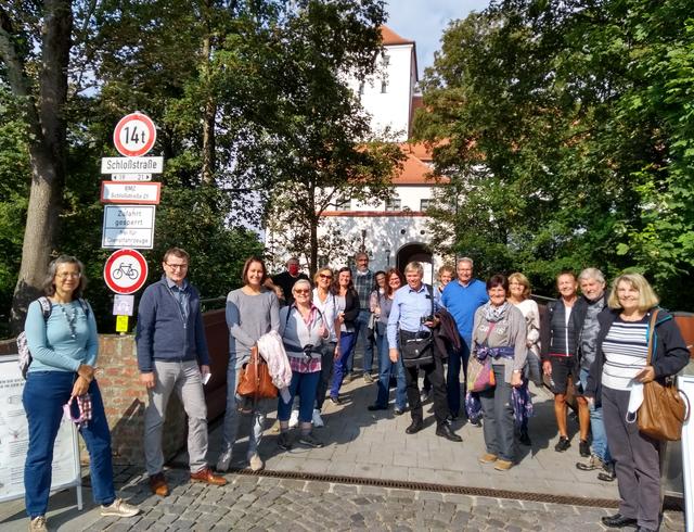 Gruppenfoto vor dem Wittelsbacher Schloss in Friedberg