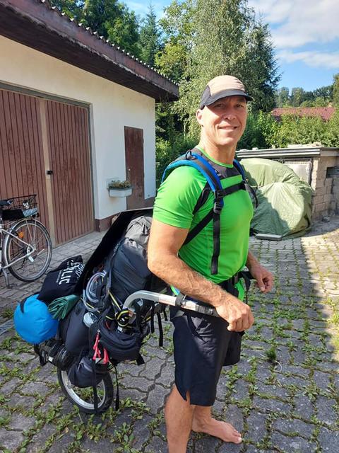 Markus Henisch mit seinem Gepäck-Anhänger. | Foto: Henisch