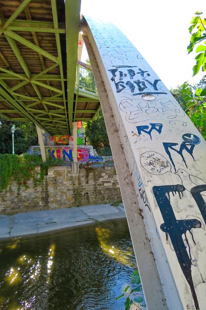 Auch die Brücke muss verziert werden