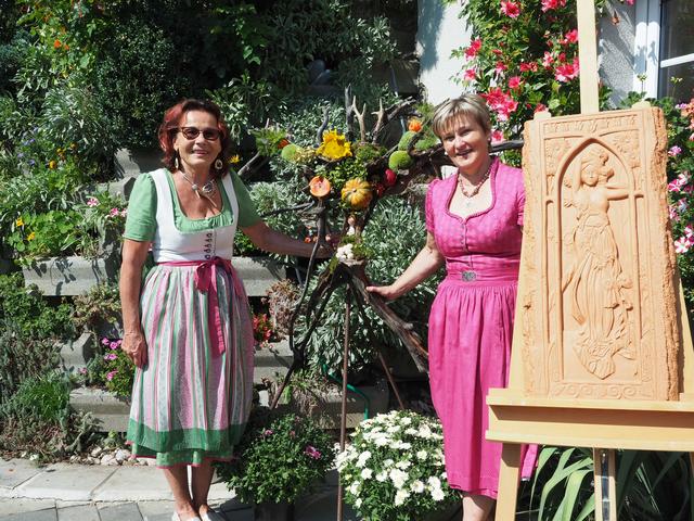 Kunst im Garten: Margarethe Korner (li.) mit Anita Weinkogl, Bürgermeisterin von St. Peter-Freienstein. | Foto: Gaube