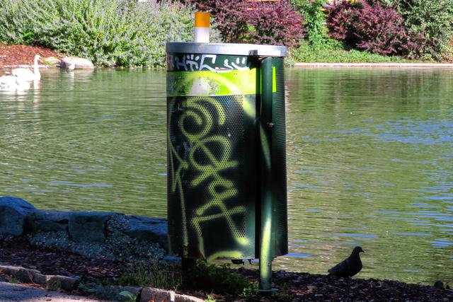 und nicht einmal der Abfallbehälter wird verschont.