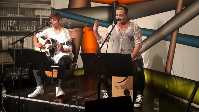 Damenspitz im Café Korb