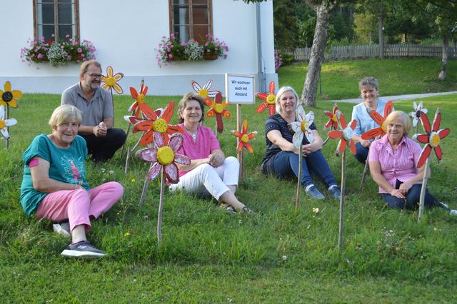 "Wir wachsen auch mit Abstand", steht auf dem Schild im Wanderdorf Soboth, das im Landes-Blumenschmuckbewerb 2020 zur schönsten Katastralgemeinde mit fünf "Floras" gekürt worden ist. Darüber freuen sich u.a. Anneliese Simon, Johannes Enzi, Margit Gollob , Sonja Kutschi, Antonia Maritschnegg und Rosa Jammernegg. Nicht am Bild aber ebenso tatkräftig: Friederike Niedereder, Jasmin Tratinek und Edmund Enzi. | Foto: Eva Enzi