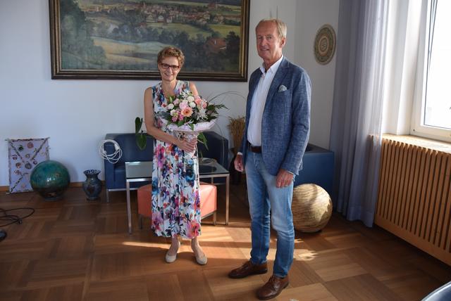 Sabine Smolisky mit Herbert Brunsteiner.  | Foto: Stadtamt Vöcklabruck