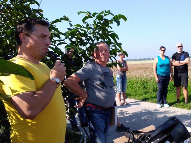 Umweltgemeinderat Daniel Hemmer (am Mikrofon) und Biobauer Walter Prandl treten gegen unnötigen Flächenverbrauch und die Verbauung landwirtschaftlicher Flächen ein.