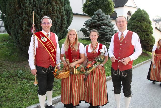 Stabführer Hubert Hinterauer und Martin Schwab mit Lisa Vogl und Caroline Leitner.