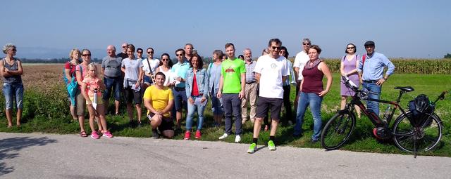 Daniel Hemmer (gelbes T-Shirt), Landwirt und Imker, führte die Exkursionsteilnehmer in die Felder zwischen Lichtenwörth und Wr. Neustadt, wo die Wr. Neustädter 'Ostumfahrung' gebaut werden soll.