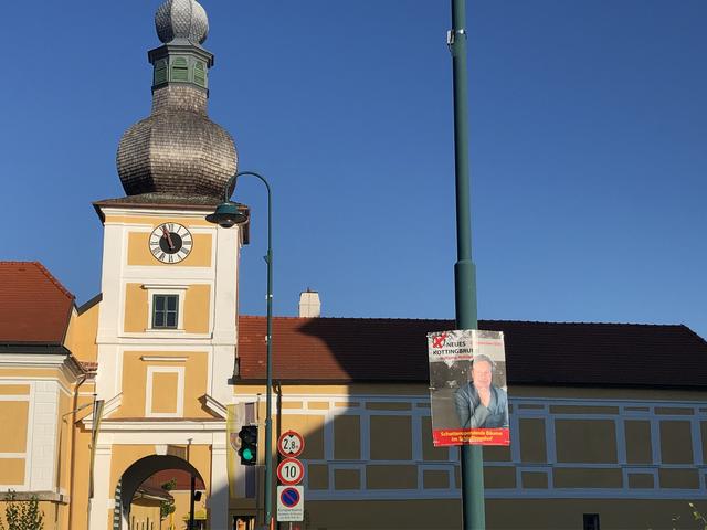 Der Weg ins Kottingbrunn Schloss ist derzeit mit Wahlplakaten gespickt. Am 27. September wird die Gemeinderatswahl vom 26. Jänner 2020 wiederholt. Sechs Listen treten an.