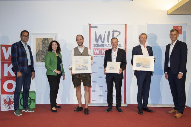 Die Gewinner des TRIGOS 2020 mit Laudatoren:
WK-Präsident Christoph Walser, Landeshauptmann-Stellvertreterin Ingrid Felipe, René Föger (Familien-Landhotel Stern), Manfred Scheiber (Raiffeisenbank Vorderes Ötztal eGen), Franz-Josef Pirktl (Pirktl Holiday GmbH &amp; Co KG) und Simon Meinschad (Landessprecher RespACT) (v.l.). | Foto: Die Fotografen