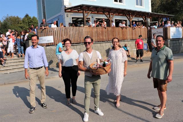 Der Gemeindevorstand und NAbg. Ernst Gödl gratulieren Roman Pekarz zur Eröffnung der Thalerei | Foto: Edith Ertl