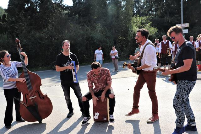 Alle Achtung spielte zur Eröffnung der Thalerei ihren Hit "Marie" | Foto: Edith Ertl