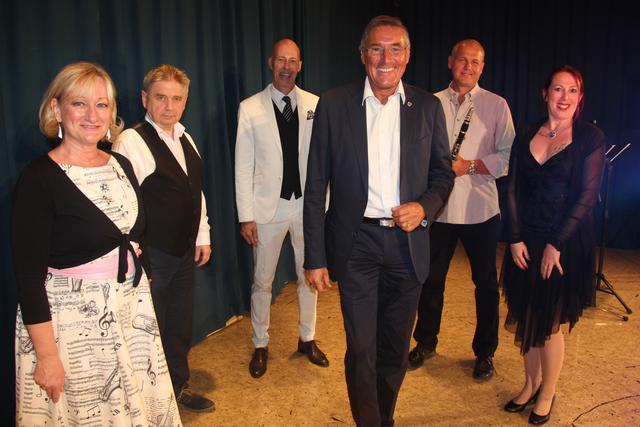 Ludwig Deltl mit den Akteuren beim Konzert. | Foto: Foto: Mold