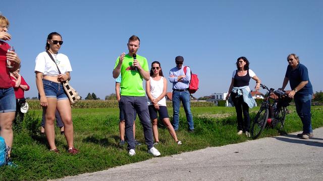 Florian Klengl (am Mikrofon), Gemeinderat (SPÖ) und Naturfreunde-Sprecher, legt Wert auf die Erhaltung der Felder und Wiesen als Naherholungsgebiet für die Bewohner Lichtenwörths und Wr. Neustadts.