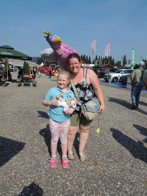 Die kleine Pia mit ihrer Mama hatte viel Spaß am Markt.