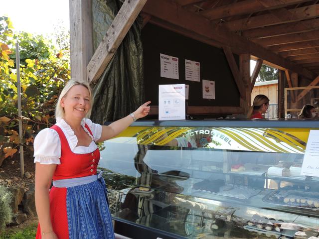 Margit Krainer zeigt uns die Sicherheitshinweise.