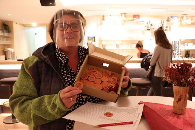 Margit Bartl teilte die "Voting-Münzen" an die Zuschauer aus.