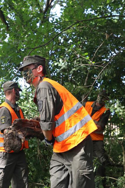 Schwer schuften musste die Soldaten bei den Aufräumarbeiten. | Foto: Bundesheer/Rabel