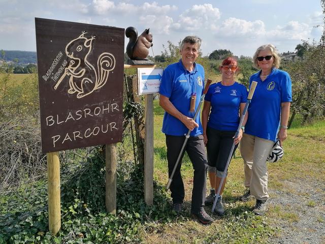 Präsident Manfred Römer, Organisatorin Heidi Jeitler und Generalsekretärin Andrea Hudolin bei der Eröffnung des Blasrohrparcours (v. l.).