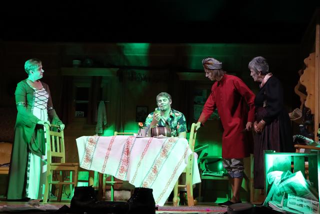 "Fully" (2.v.re.) und seine Geister-Kollegen sorgen mit Spuk für turbulentes Treiben.