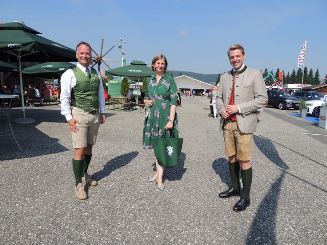 Die Geschäftsführer Eugen Roth und Philipp Gady mit Landesrätin Barbara Eibinger Miedl die auch einen passenden Mundschutz mit hatte. 